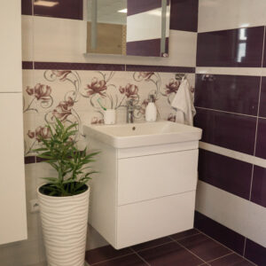 Inspirace fialovo-bílé koupelny